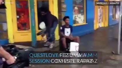 Baterista Questlove toca com um artista de rua
