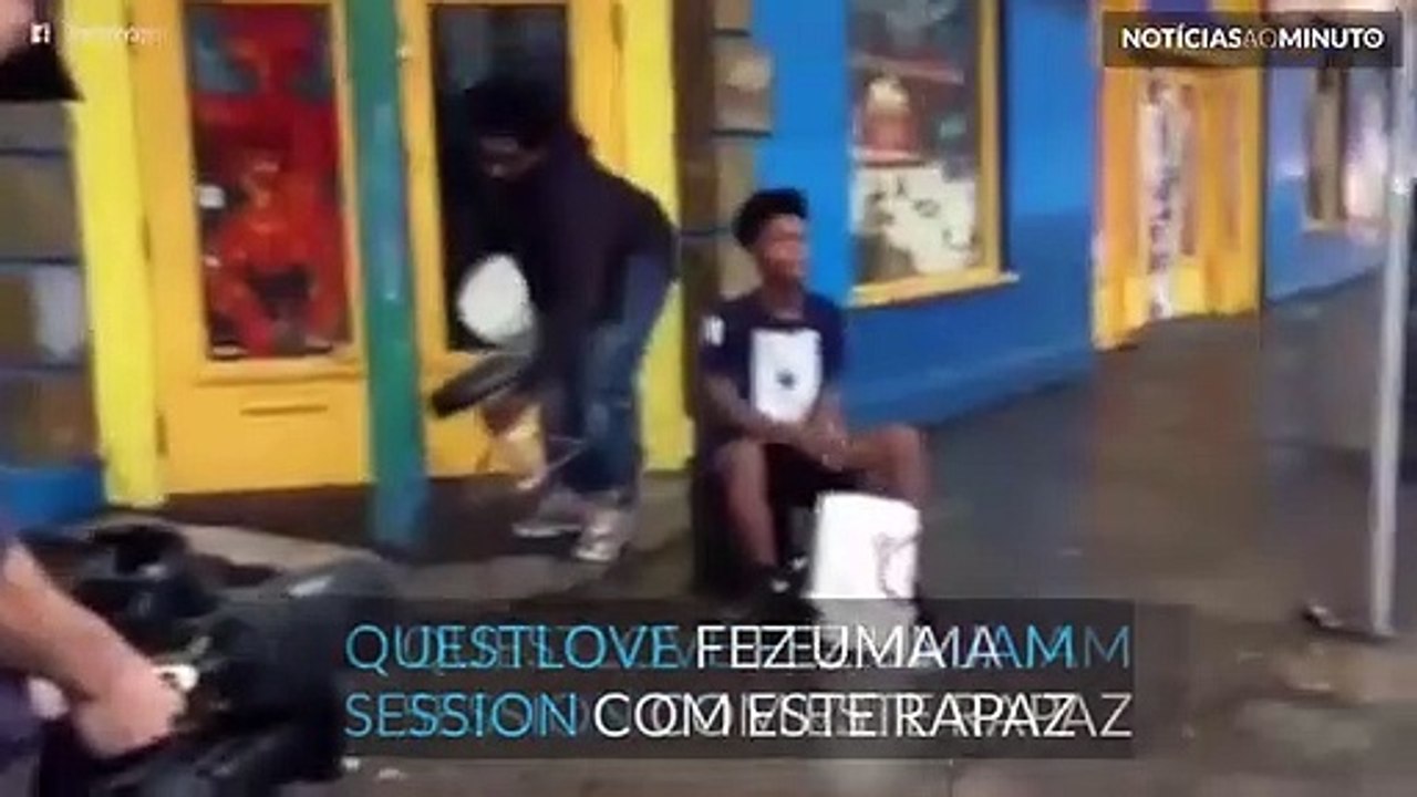 Baterista Questlove toca com um artista de rua