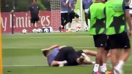 Ronaldo e Coentrão à 'bulha' no treino do Real Madrid