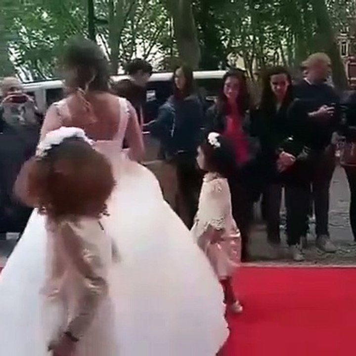 Luciana Abreu vestida de noiva ao lado das filhas