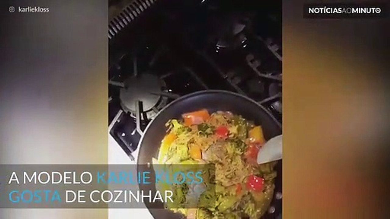 Karlie Kloss revela ter dotes de cozinheira