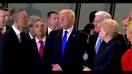 Trump empurra membros NATO para aparecer à frente na fotografia de grupo