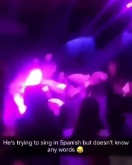 Ele bem tenta, mas não chega lá. Bieber e espanhol não combinam