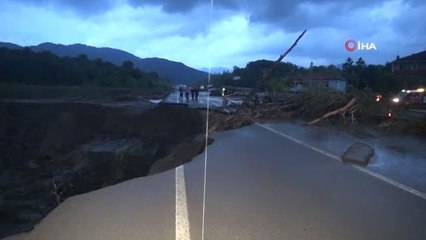 Bartın'da sel felaketi: Heyelan nedeniyle yol ve köprü çöktü