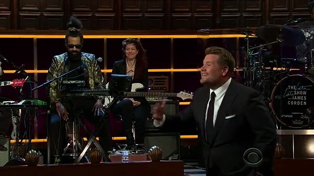 James Corden goza com busto de Ronaldo: É uma das piores estátuas de sempre