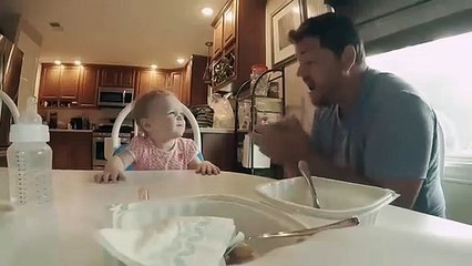 Pai surdo canta com filha também surda. A primeira canção é já viral