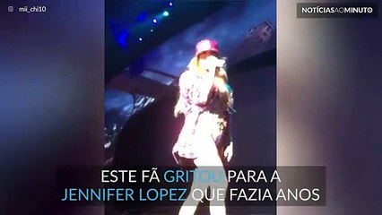 Jennifer Lopez brinca com um fã no concerto