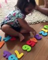 Vídeo: Com apenas um ano, filha de Deborah Secco já sabe os números