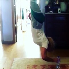 Sabe o desafio da garrafa? Sílvia Rizzo fê-lo de cabeça para baixo