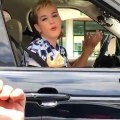 Katy Perry é 'apanhada' por fã a cantar 'Carpool Karaoke'