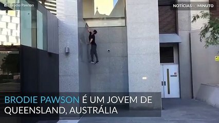 Jovem trepa parede com mais de 3 metros