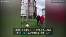 Dois idosos lutam à porta do lar e acabam à procura dos óculos