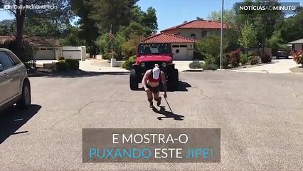 Mulher puxa um jipe colina acima!