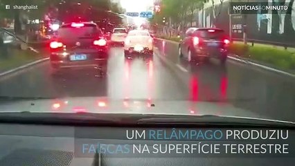 Relâmpago produz faíscas assustadoras na superfície da Terra