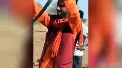 Depois de posar para este vídeo com cobra, turista foi picado e morreu