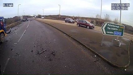 Mãe embriagada sofre acidente brutal com filho bebé no carro