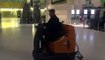 Pedro Barroso faz 'corridas' com carrinho de limpeza no aeroporto