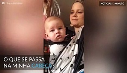 Bebé diverte-se enquanto mãe brinca com a sua cabeça