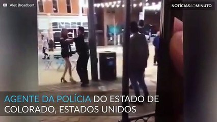 Jovem é detida à força por um agente da policia