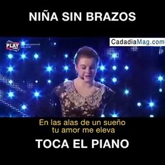 Sem braços, esta menina de 14 anos é uma estrela a tocar piano