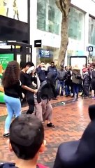 Descargar video: Jovem muçulmana filmada a dançar com hijab na rua alvo de ameaças