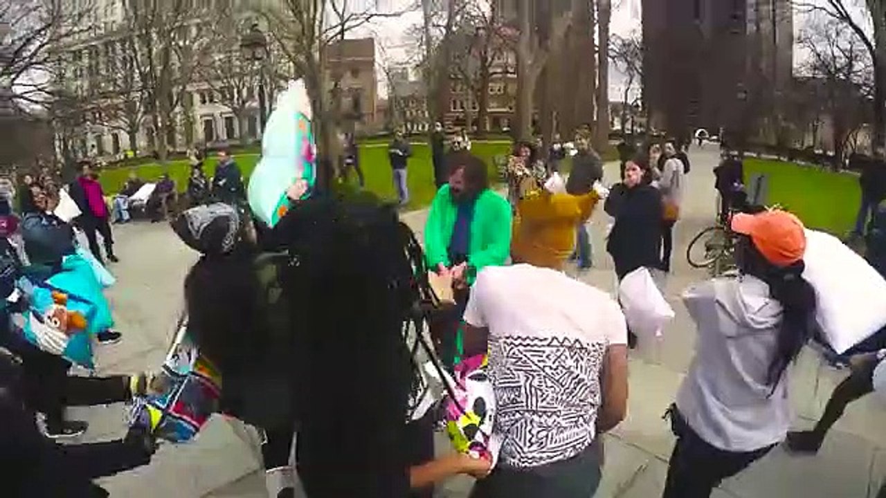 Dia 1 de abril não é só Dia das Mentiras. É também de luta de almofadas