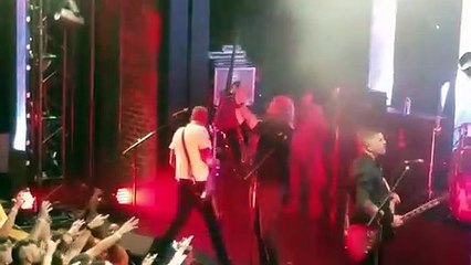 Músico parou concerto e surpreendeu a namorada com pedido especial