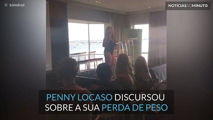 Mulher realiza discurso motivacional em fato-de-banho