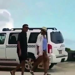 Michelle Obama aparece com cabelo natural e dá que falar