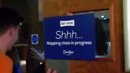 Neste ginásio há uma aula dedicada pôr pais cansados a dormir