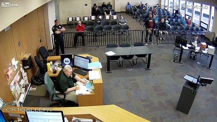 Durante julgamento sobre multa de trânsito deixa cair saco com droga