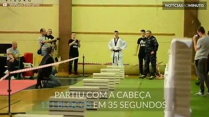 Atleta de taekwondo parte 111 blocos de construção com a cabeça