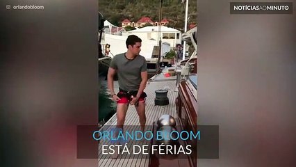 Orlando Bloom foi içado num barco nas águas das Caraíbas