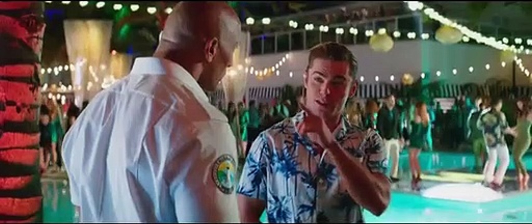 Zac Efron veste-se de mulher e elogia coragem p...