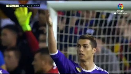 O jogo estava tão 'bom' que Ronaldo até pediu ajuda a Navas