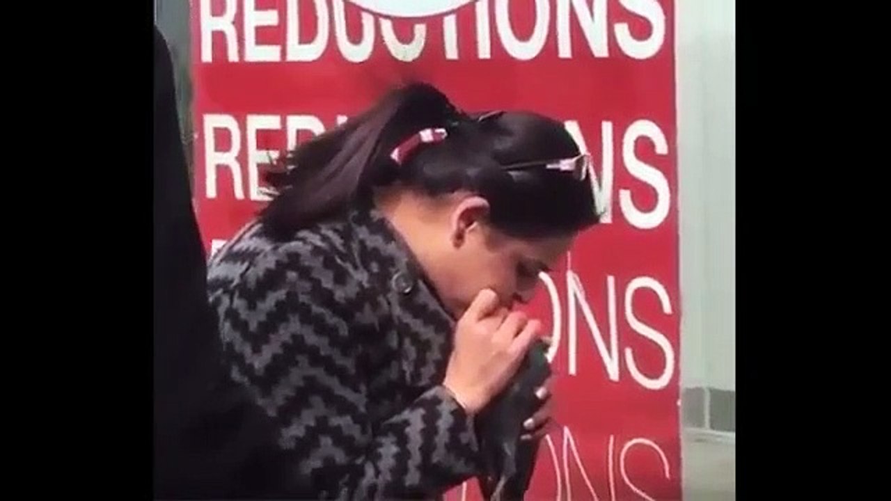 Mulher tenta salvar pombo... fazendo-lhe respiração boca a boca