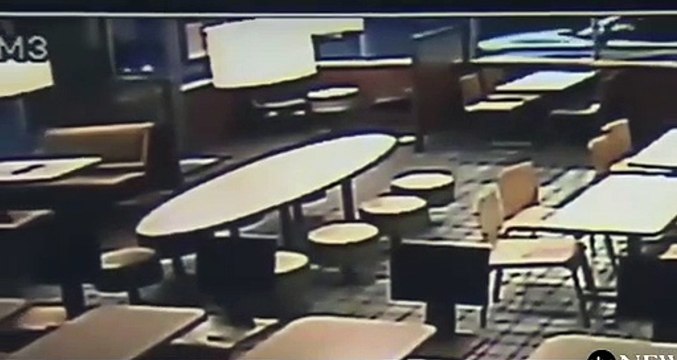 Trabalhador do McDonald atira-se pela janela para salvar policia