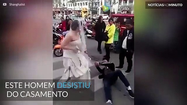 Noivo é algemado e arrastado para o altar por noiva