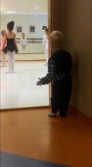 Pequeno intruso vê aula de ballet da irmã e não resiste à coreografia