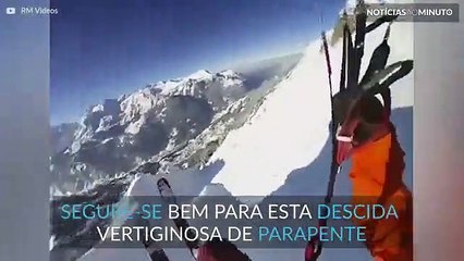 Parapente alucinante entre montanhas de neve