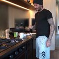 Vídeo: Um dos talentos de David Beckham é fazer panquecas