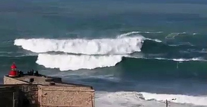 O mar da Nazaré volta a fazer das suas. Havaiano 'agarra' onda monstruosa