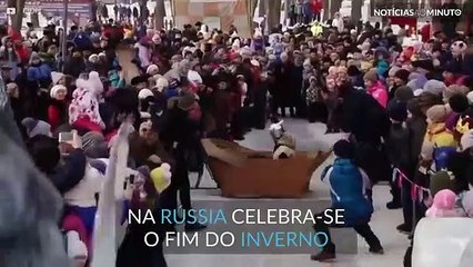 Russos deslizam no gelo vestidos a rigor