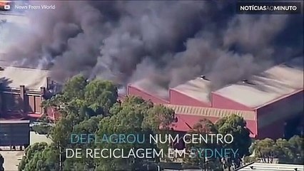 Gigantesco incêndio num centro de reciclagem na Austrália