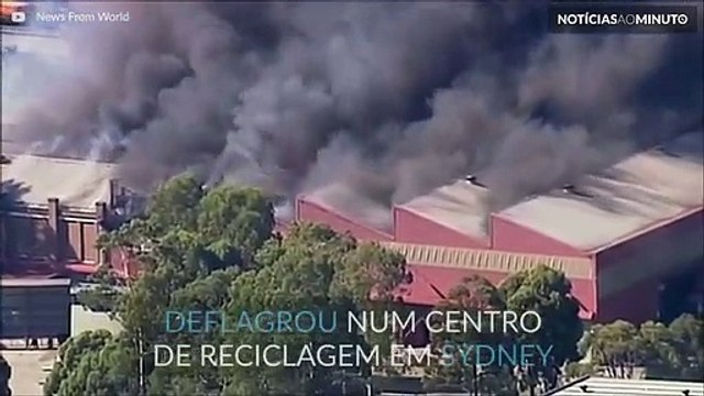 Gigantesco incêndio num centro de reciclagem na Austrália