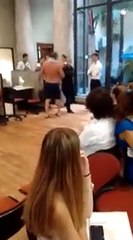 Cortaram-lhe a água e a luz. Foi tomar banho à empresa fornecedora