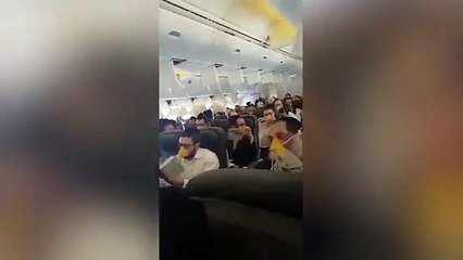 Após aviso de aterragem de emergência, cantaram e rezaram em conjunto