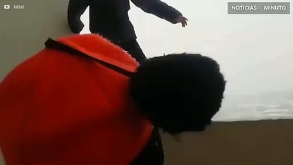 Criança arrisca a vida ao caminhar sobre varanda no 25º andar