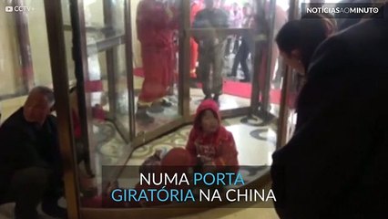 Menino fica com o pé preso numa porta giratória