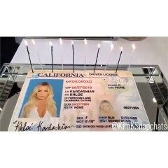 Khloé Kardashian retira apelido do ex-marido e festeja junto da família